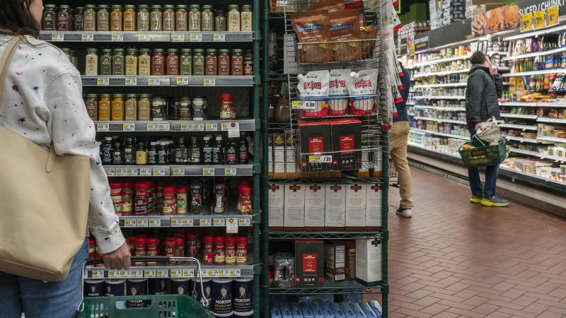 NextImg:The Fed's favorite inflation measure cooled again in March | CNN Business