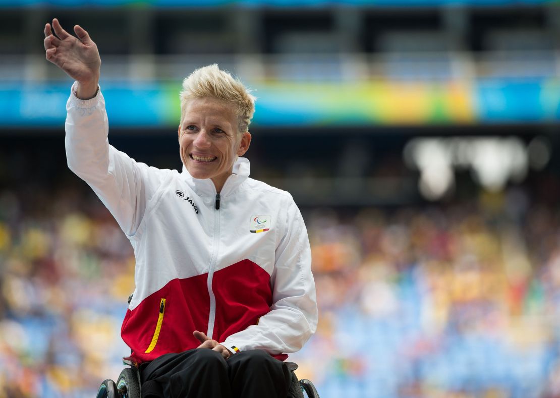 Vervoort on the medal podium after winning silver in the T52 400-meter final at Rio 2016. 