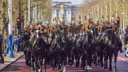 2PN7FAF London, UK. 17th April 2023. The Household Cavalry Mounted Regiment begins rehearsals at Buckingham Palace and The Mall for the coronation of King Charles III and Queen Camilla, which takes place on May 6th.  Credit: Vuk Valcic/Alamy Live News