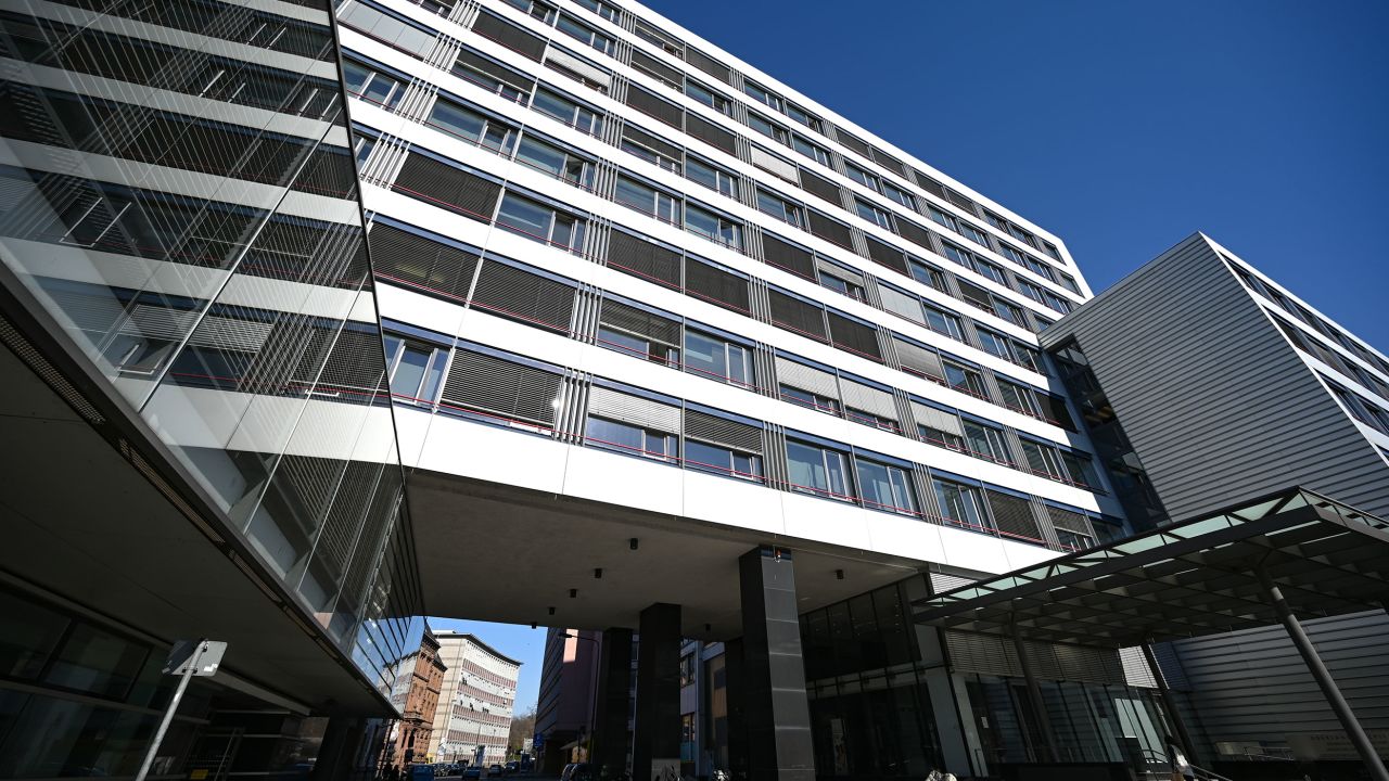 sunbather: German landlord wins right to keep sunbatheCNN