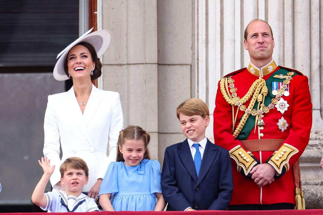 LONDON, ENGLAND - JUNE 02:  (L-R)  Prince Louis of Cambridge, Catherine, Duchess of Cambridge, Princess Charlotte of Cambridge, Prince George of Cambridge and Prince William, Duke of Cambridge watch the RAF flypast on the balcony of Buckingham Palace during the Trooping the Colour parade on June 02, 2022 in London, England. The Platinum Jubilee of Elizabeth II is being celebrated from June 2 to June 5, 2022, in the UK and Commonwealth to mark the 70th anniversary of the accession of Queen Elizabeth II on 6 February 1952.  (Photo by Chris Jackson/Getty Images)