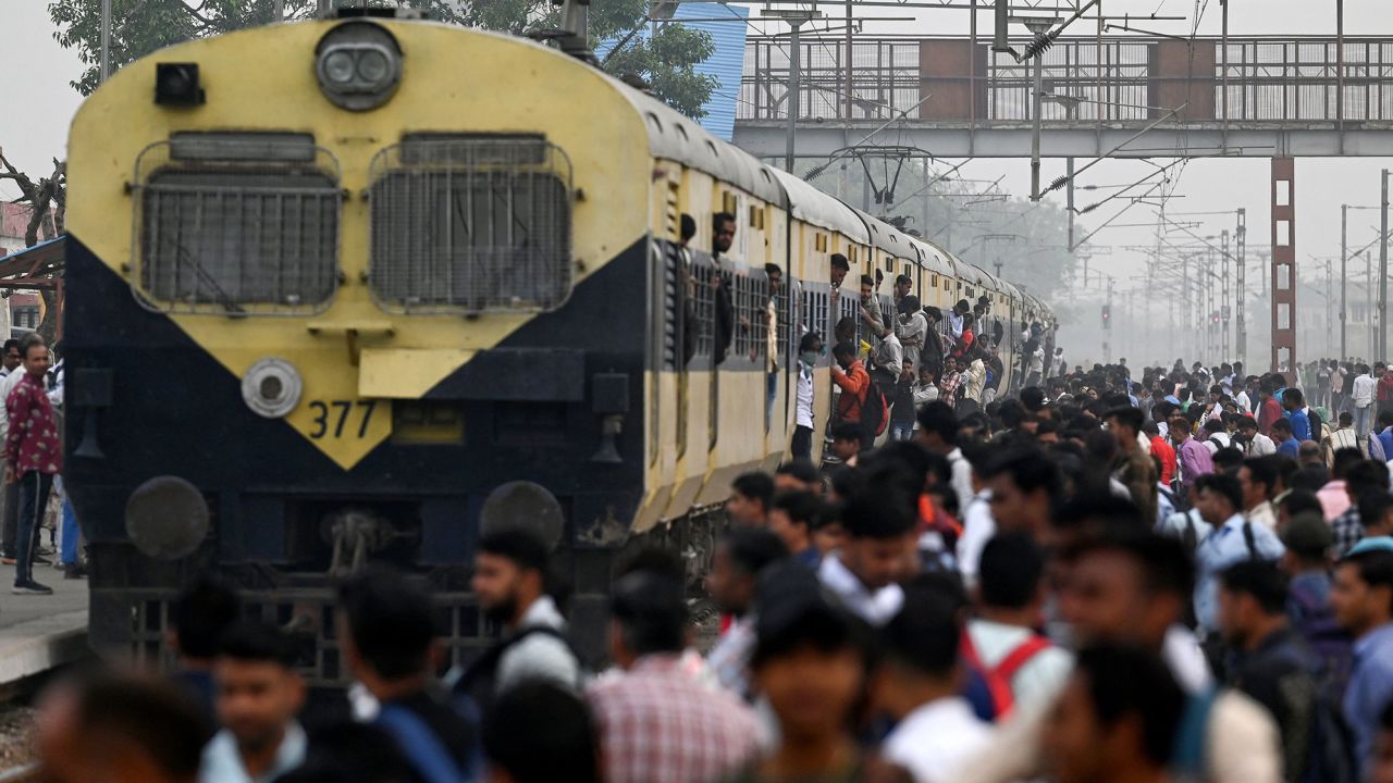 An overcrowded train station in Loni, Uttar Pradesh, India in April.