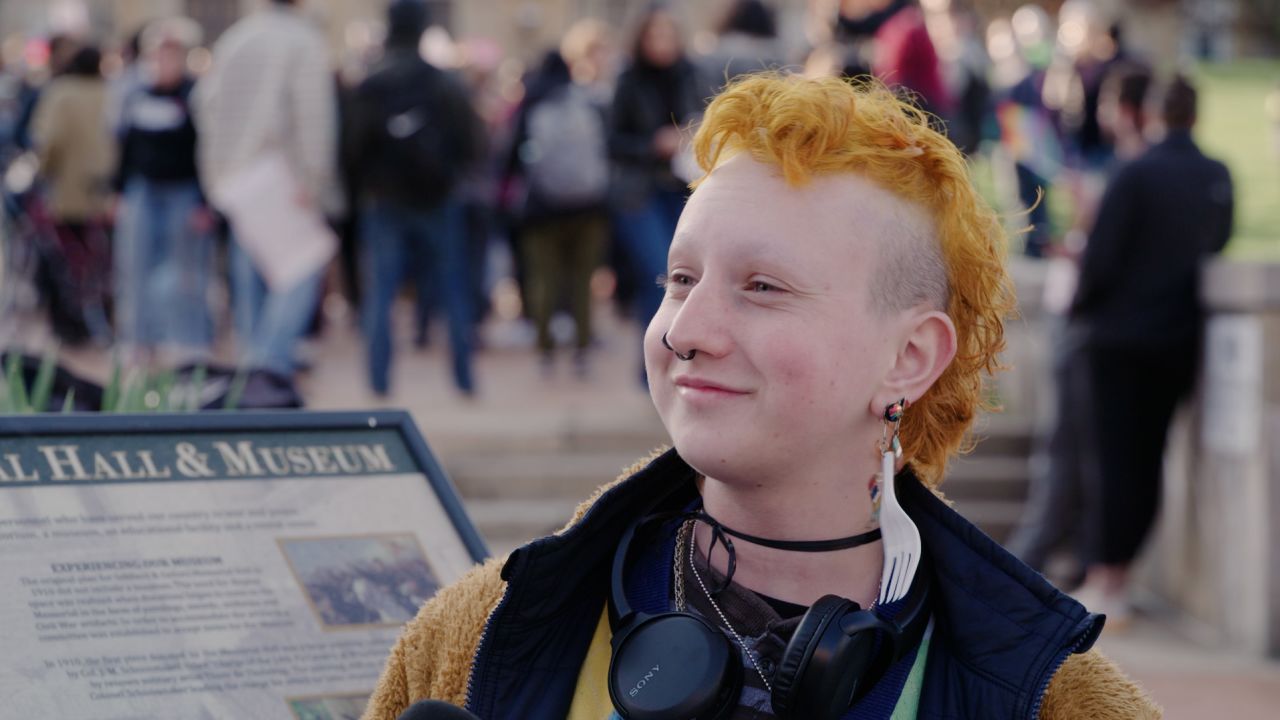 Pip Mostern, estudiante trans de Pitt, se unió a las protestas contra el debate que se está realizando.