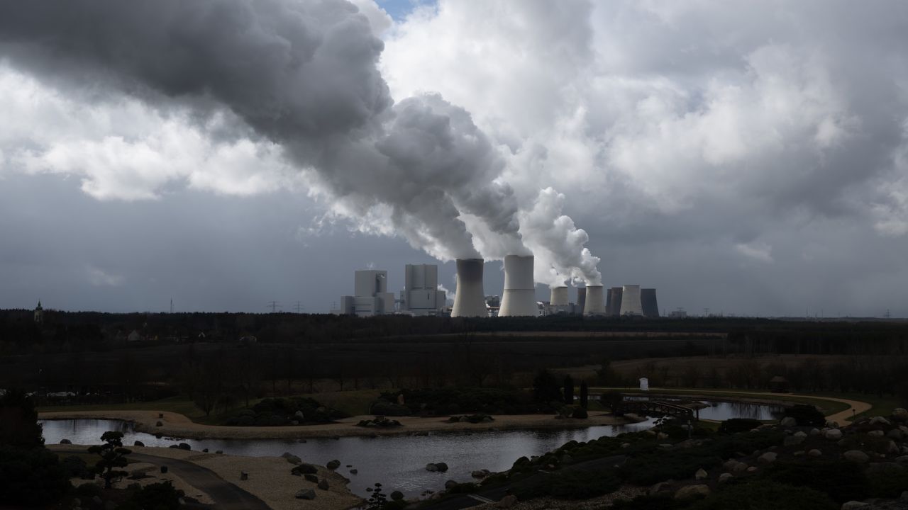 15 March 2023, Saxony, Boxberg: Steam rises from the cooling towers of the Boxberg coal-fired power plant in Lusatia near the Polish border. Photo: Sebastian Kahnert/dpa (Photo by Sebastian Kahnert/picture alliance via Getty Images)