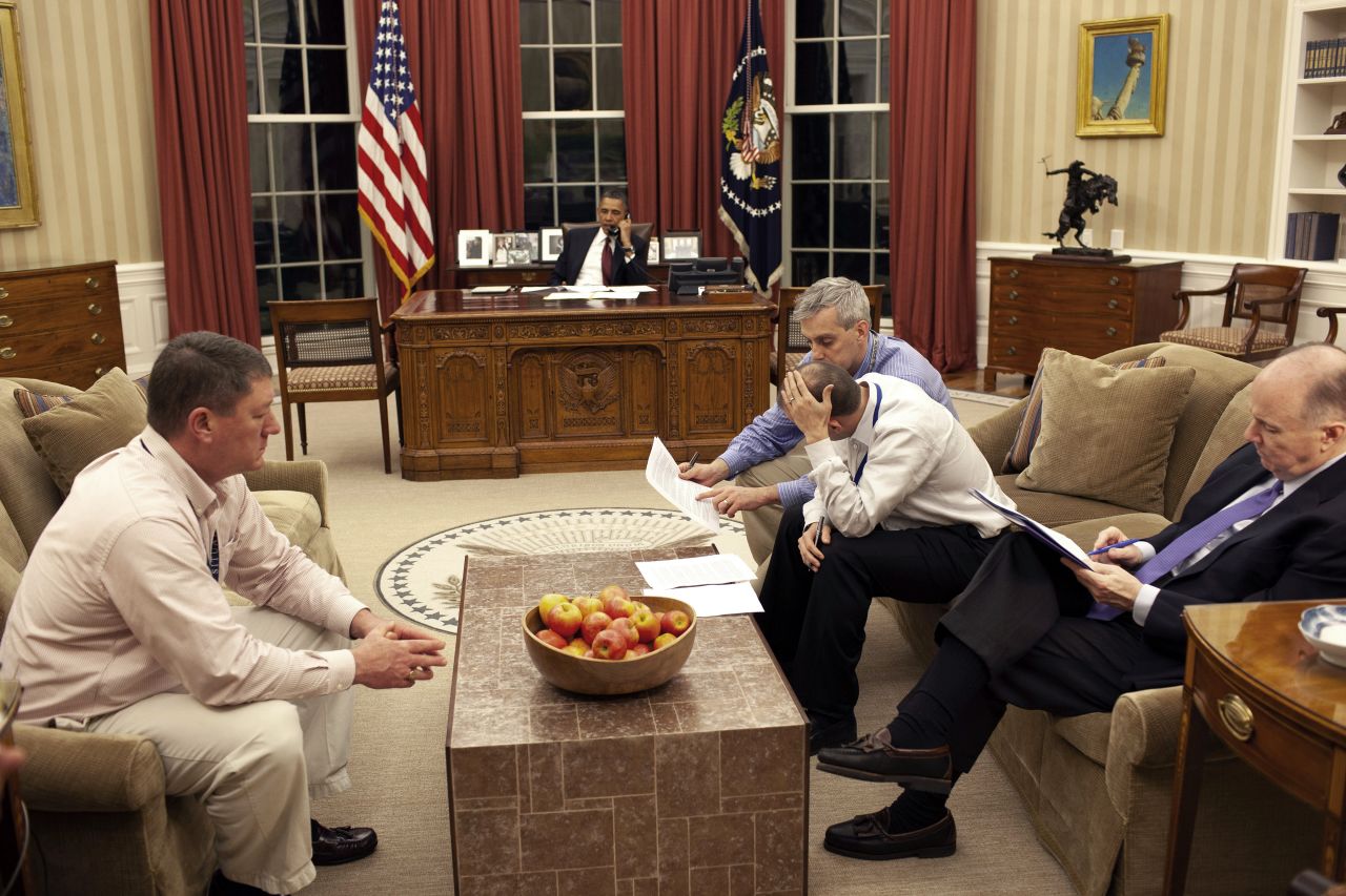 Obama and his top advisers edit his remarks in the Oval Office.