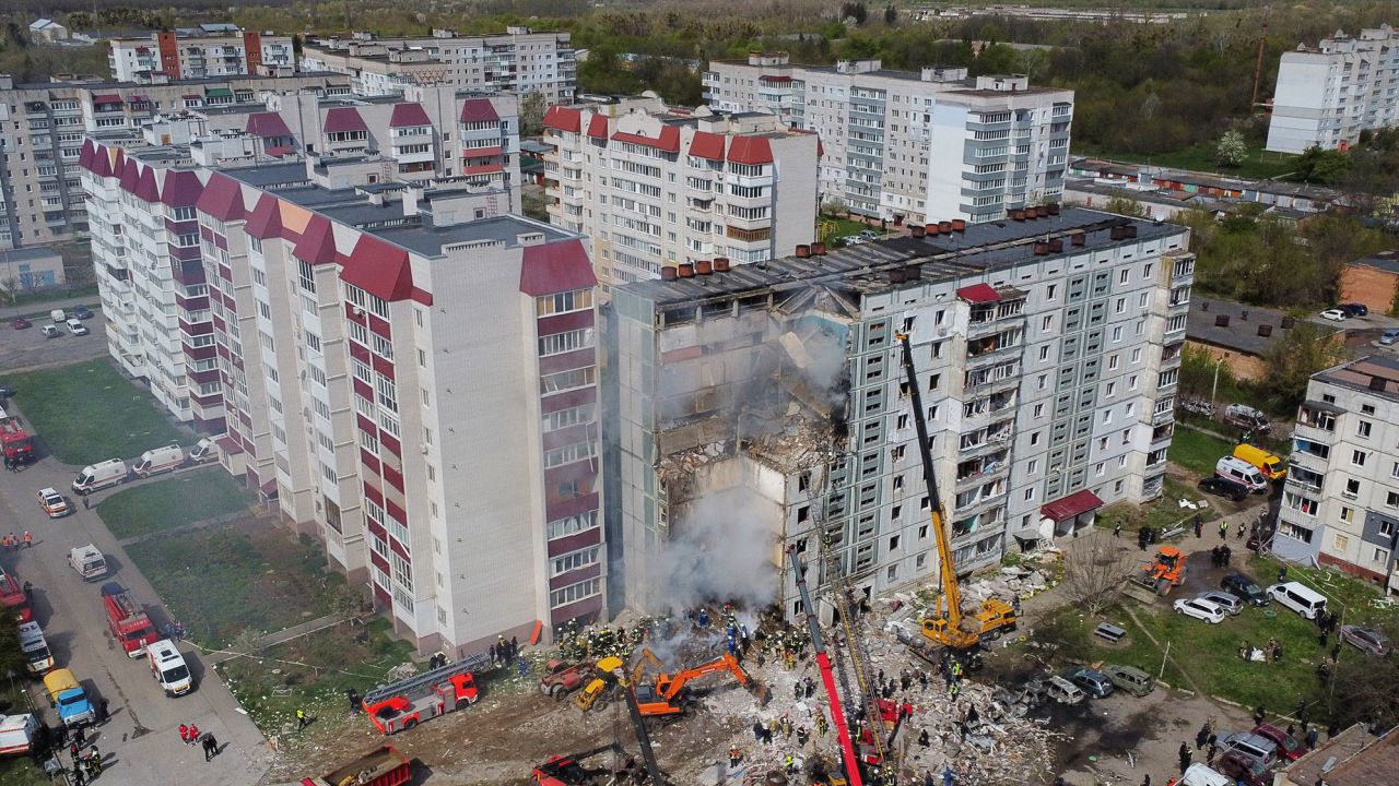 Vista aérea de un edificio residencial destruido. 
