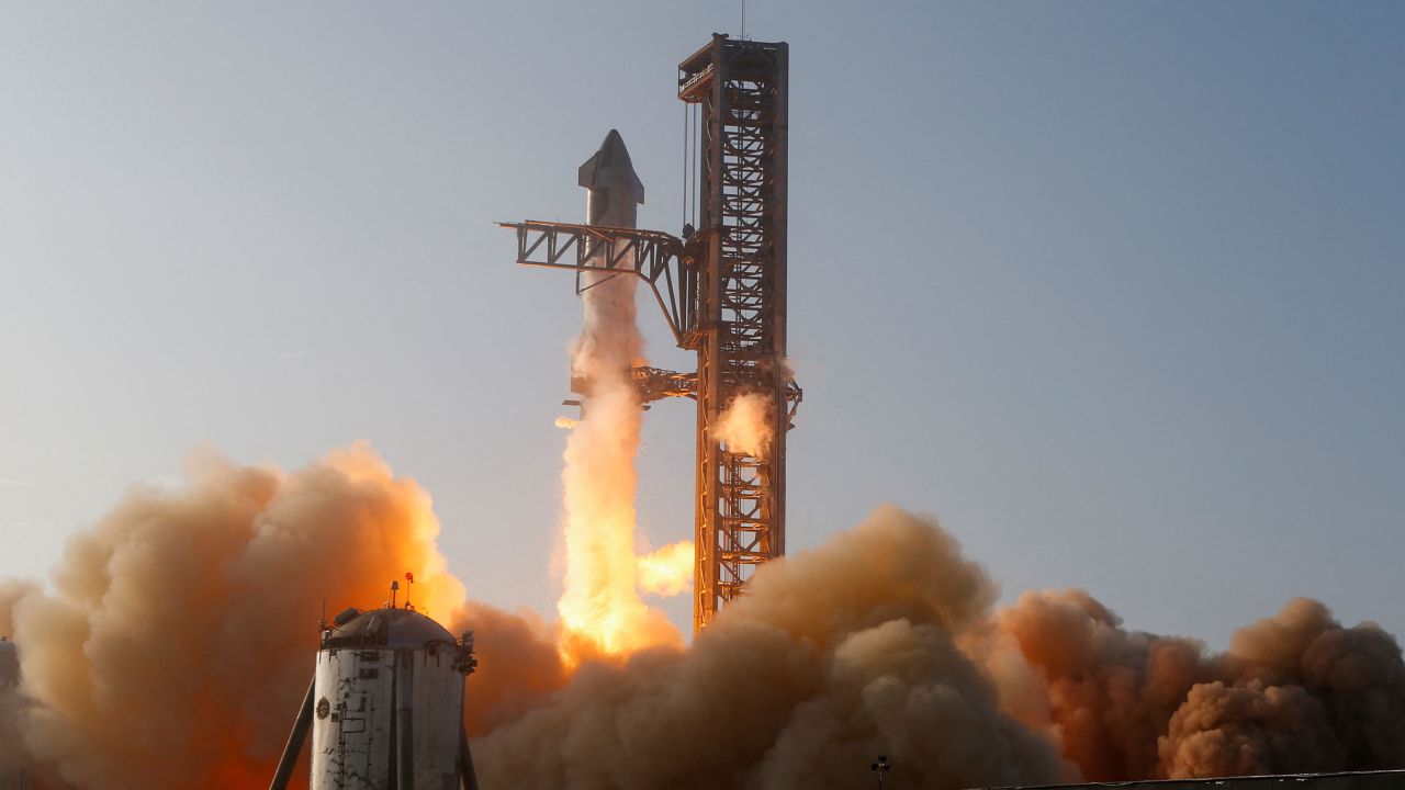 La navicella spaziale Starship, in cima al suo razzo Super Heavy, decolla il 20 aprile dalla rampa di lancio di SpaceX su un volo di prova senza equipaggio prima di esplodere, vicino a Brownsville, in Texas.