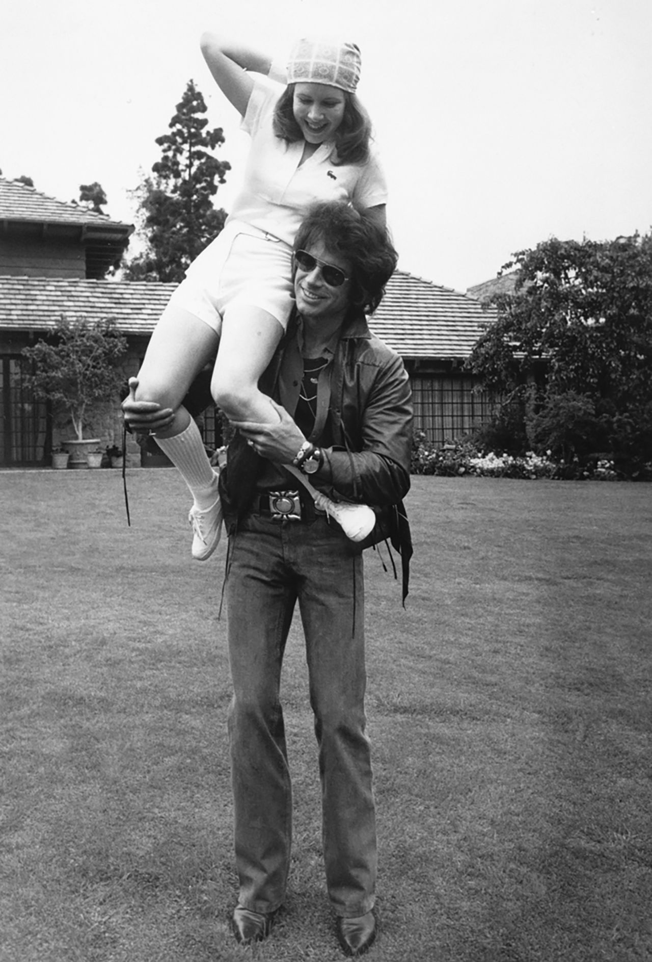 Fisher and actor Warren Beatty take a break while filming the movie "Shampoo" in 1974. It was Fisher's first movie role.