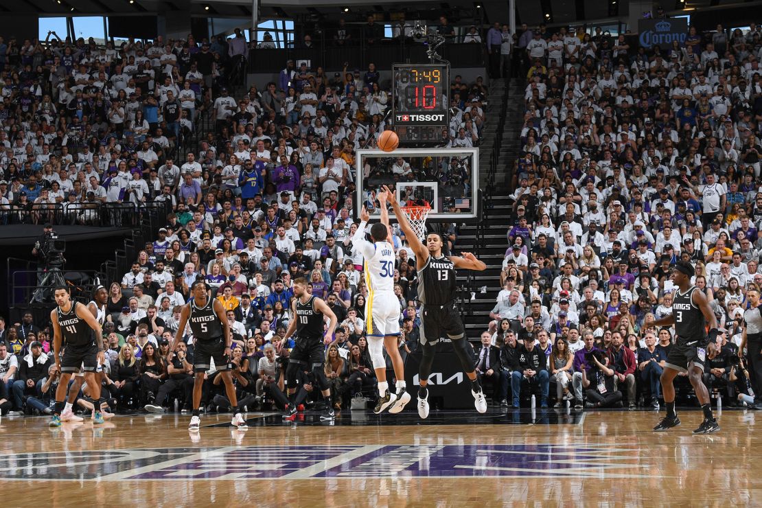 Curry shoots a three-point basket during the game against the Kings. 