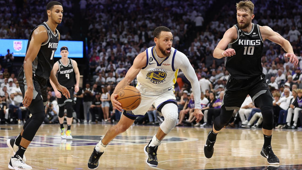 Curry dribbles against the Kings.