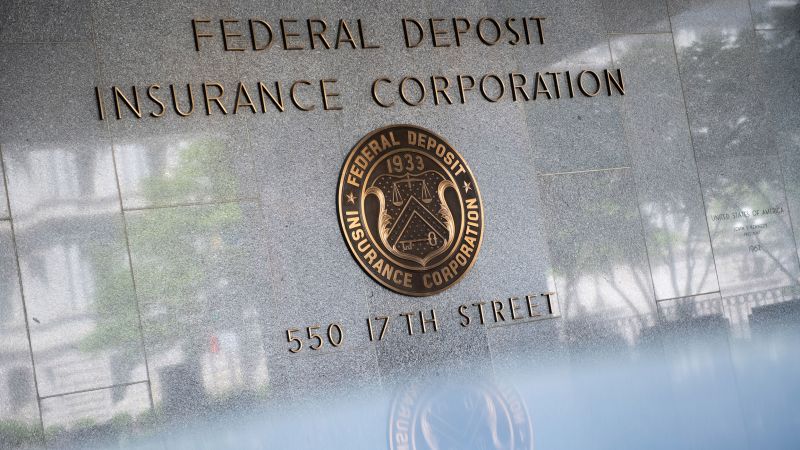 NextImg:FDIC calls for higher deposit insurance cap for businesses | CNN Business