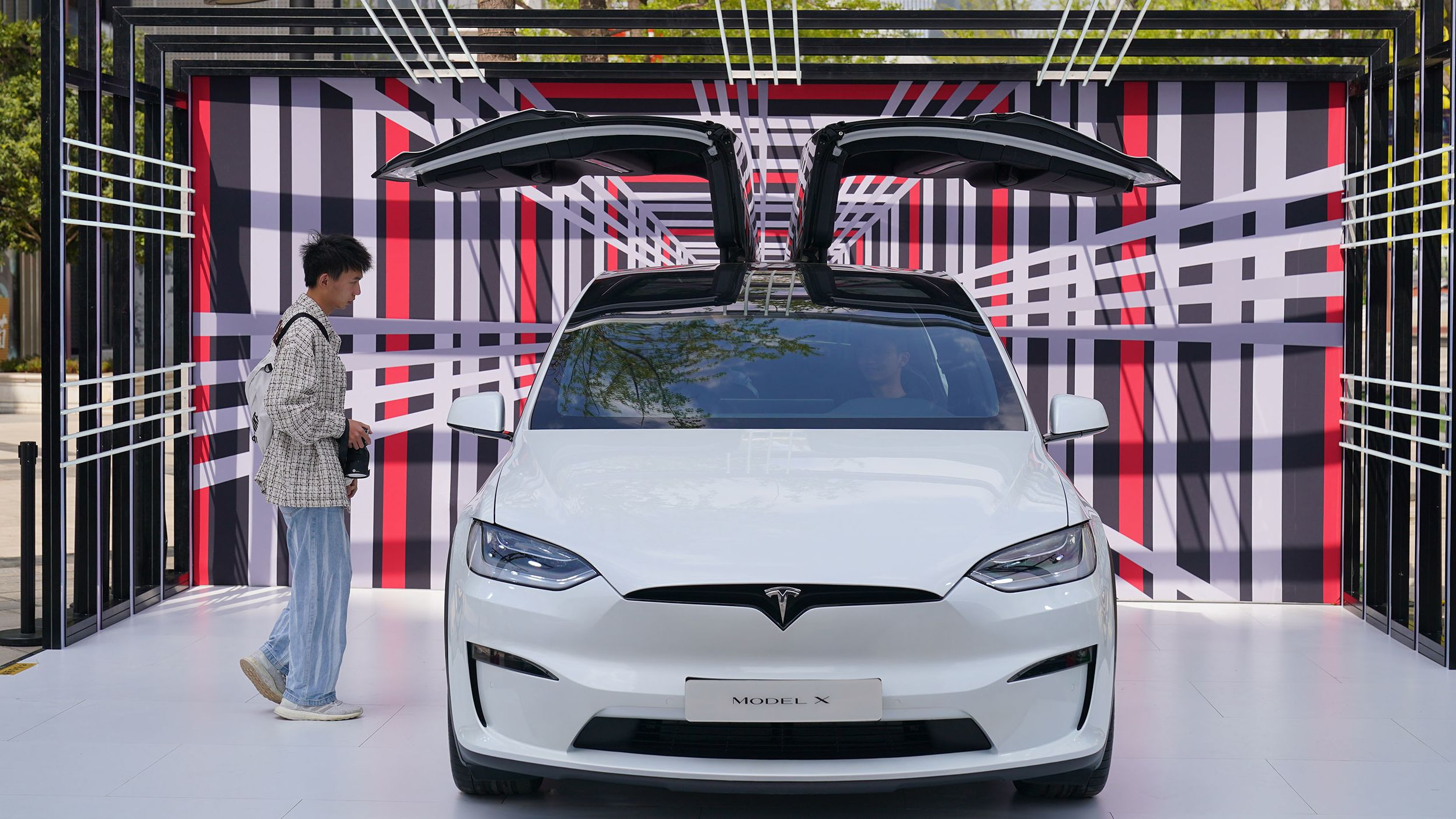 Why Tesla keeps the Model S and X even as sales dwindle | CNN Business