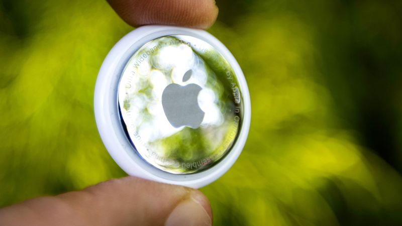 NextImg:NYC to give out 500 Apple AirTags for residents to put in their cars to combat car theft | CNN Business