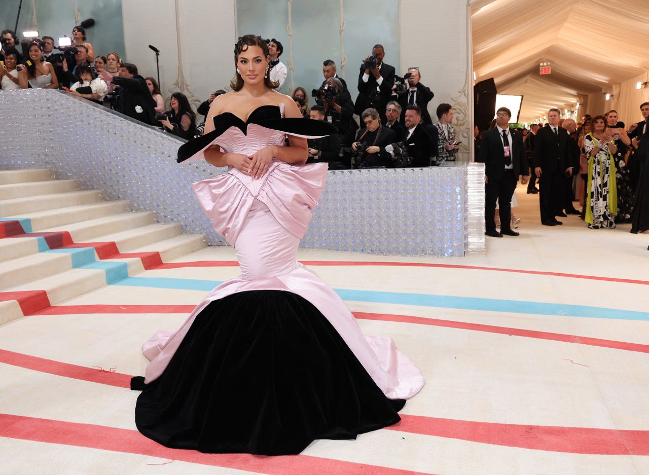 Ashley Graham wore a sculptural Harris Reed mermaid dress with exaggerated shoulders and hips — a nod to classic Chanel couture.