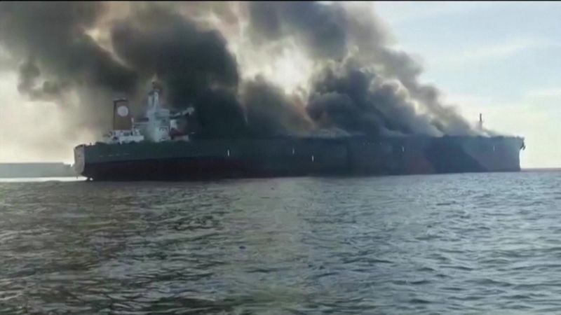 油轮在马来西亚海岸起火，三名船员失踪-CNN