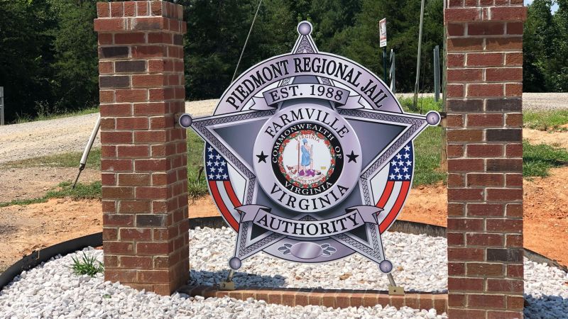NextImg:Virginia and North Carolina authorities are searching for two jail escapees, one of whom is charged with murder | CNN