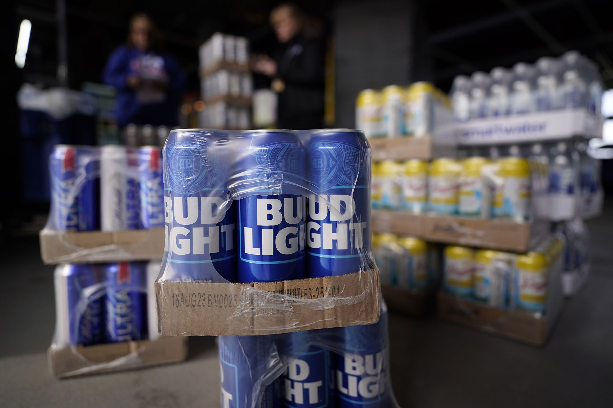 Fall in Bud Light Sales Puts Dent in Anheuser-Busch's Earnings - The New  York Times