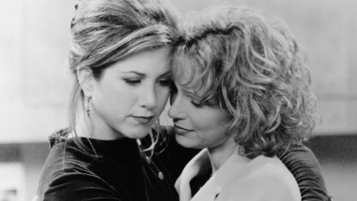 Jennifer Grey (R), pictured alongside Jennifer Aniston during the first season of "Friends."