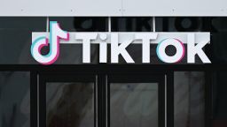 TikTok логото е показано на табели извън офисите на компанията за приложения за социални медии TikTok в Кълвър Сити, Калифорния, на 16 март 2023 г.