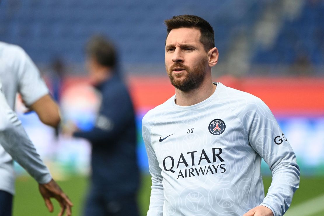 Messi warms up prior to the Ligue 1 match between PSG and Lorient.