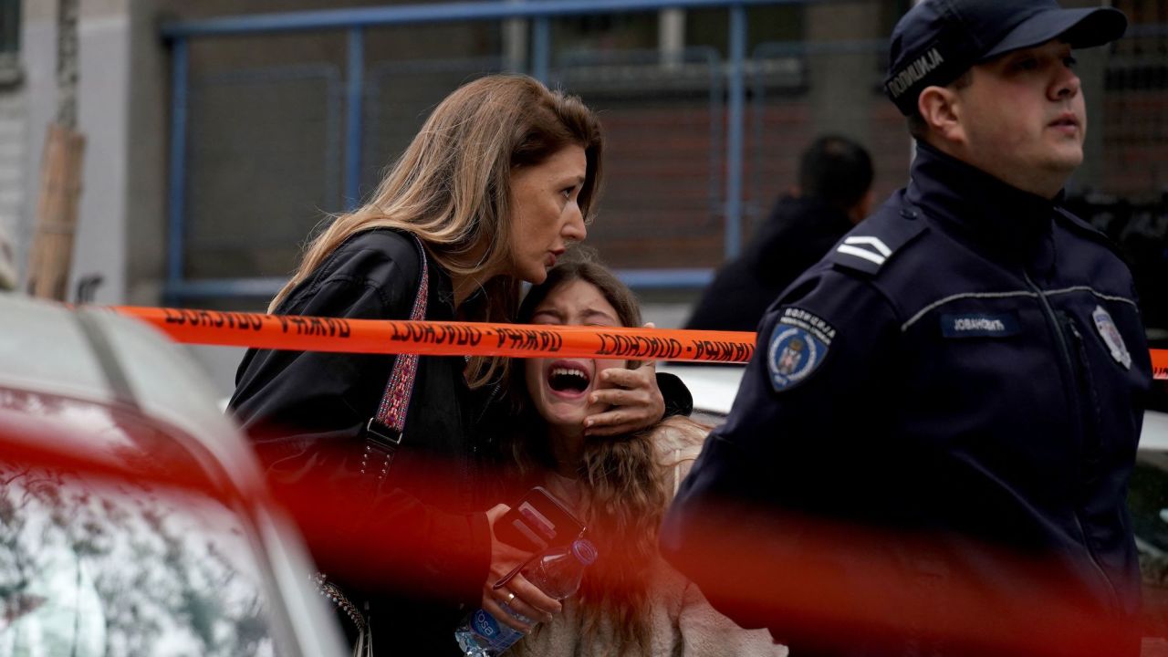 Родители собрались возле школы, когда полиция отреагировала на стрельбу.