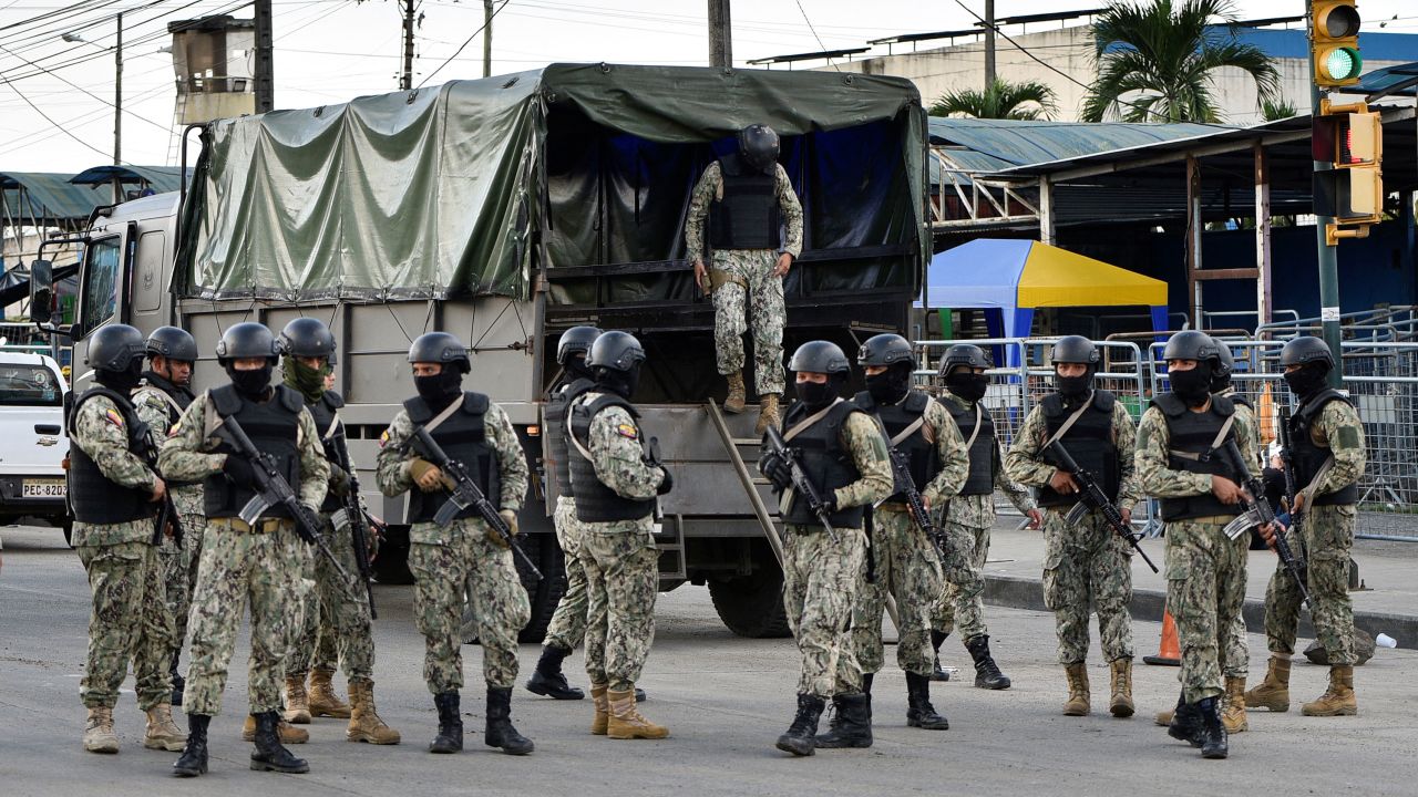 Security personnel arrive at the Penitenciaria del Litoral prison after a riot on April 14, 2023. 