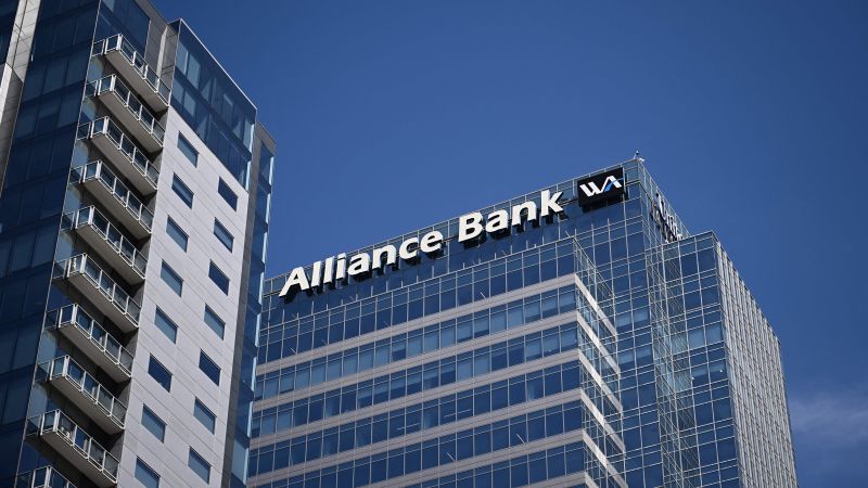 NextImg:Western Alliance stock falls 53% after reports that the bank is exploring a sale | CNN Business