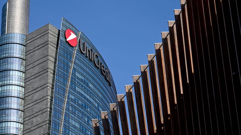 NextImg:Why these bank stocks aren't getting crushed | CNN Business