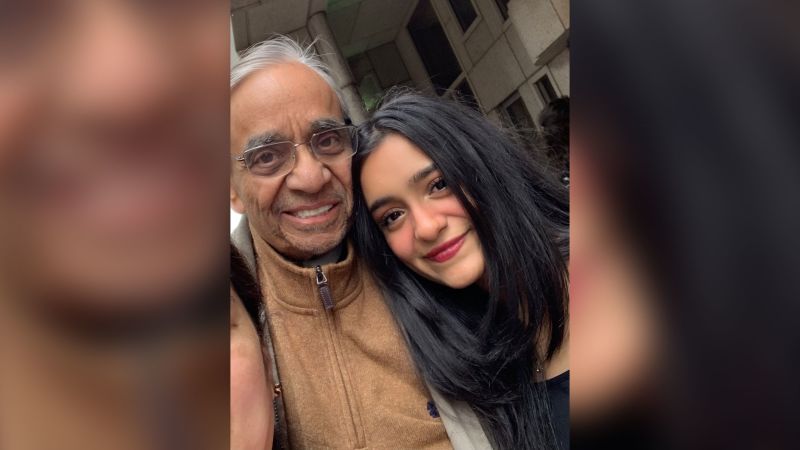NextImg:Her dad was diagnosed with cancer. To honor him, this teen has donated thousands of books to kids in hospitals | CNN