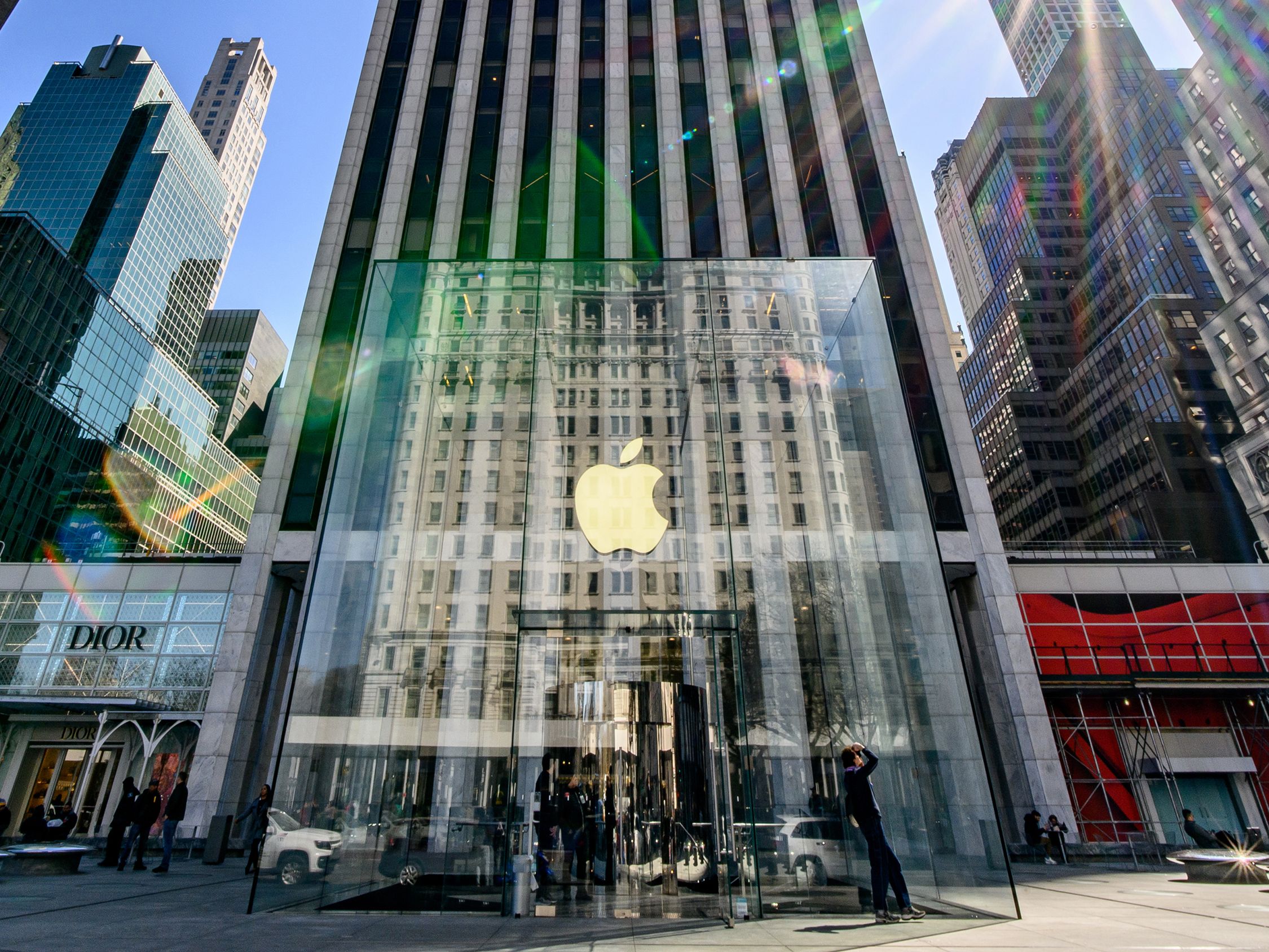 Apple posts second consecutive quarterly revenue decline | CNN Business