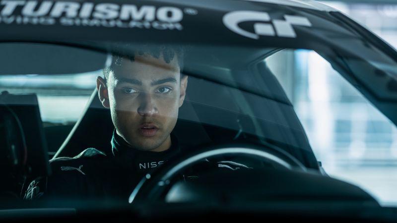 „Gran Turismo“ превръща геймърите в шофьори на състезателни коли в бавно движещ се филм, базиран на факти