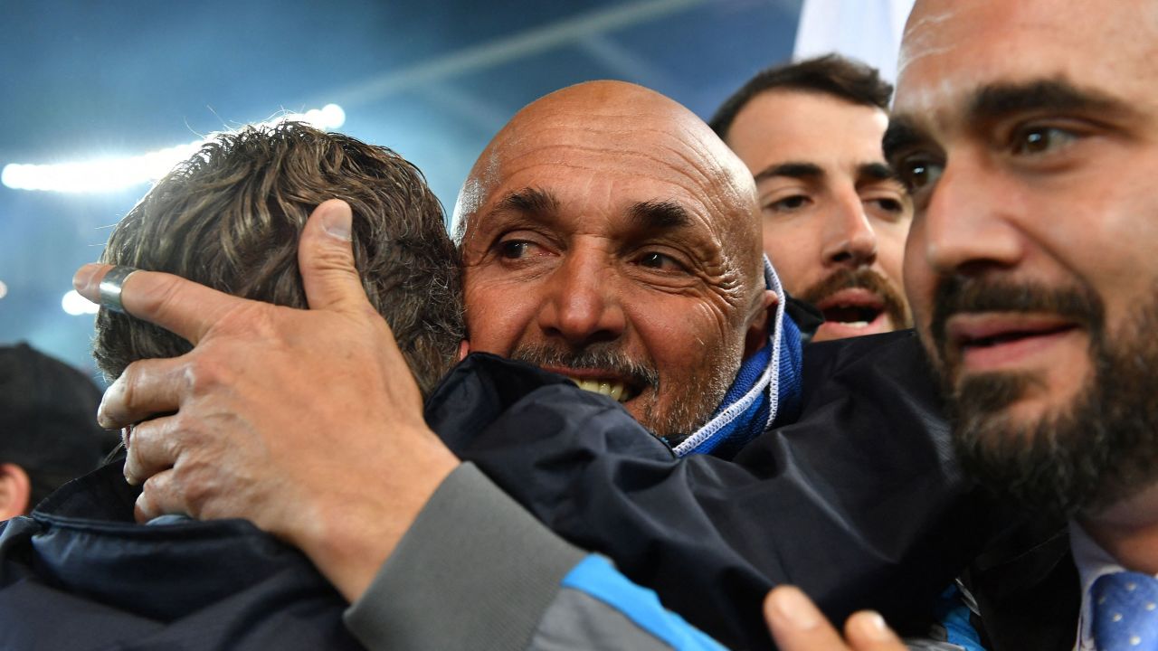 那不勒斯主教練盧西亞諾·斯帕萊蒂慶祝贏得意甲冠軍。