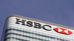 FILE PHOTO: Логото на банката HSBC се вижда във финансовия район Canary Wharf в Лондон, Великобритания, 3 март 2016 г. REUTERS/Reinhard Krause/File Photo