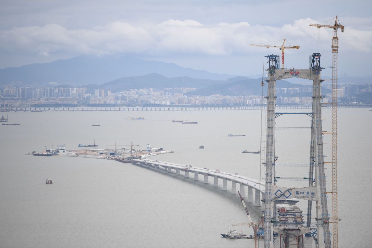 The Shenzhen-Zhongshan bridge project features artificial islands and an undersea tunnel. 