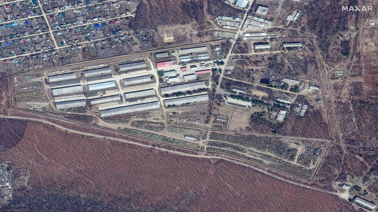 Una imagen satelital de Maxar Technologies muestra el depósito de tanques de Arsenyev antes de que Rusia invadiera Ucrania el 22 de abril de 2021.