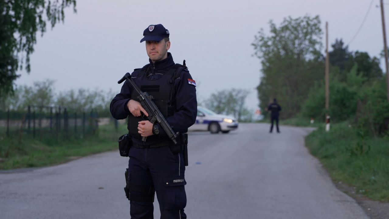 Policia qëndron roje në një pikë kontrolli në Mlladenovac, Serbi më 5 maj 2023.