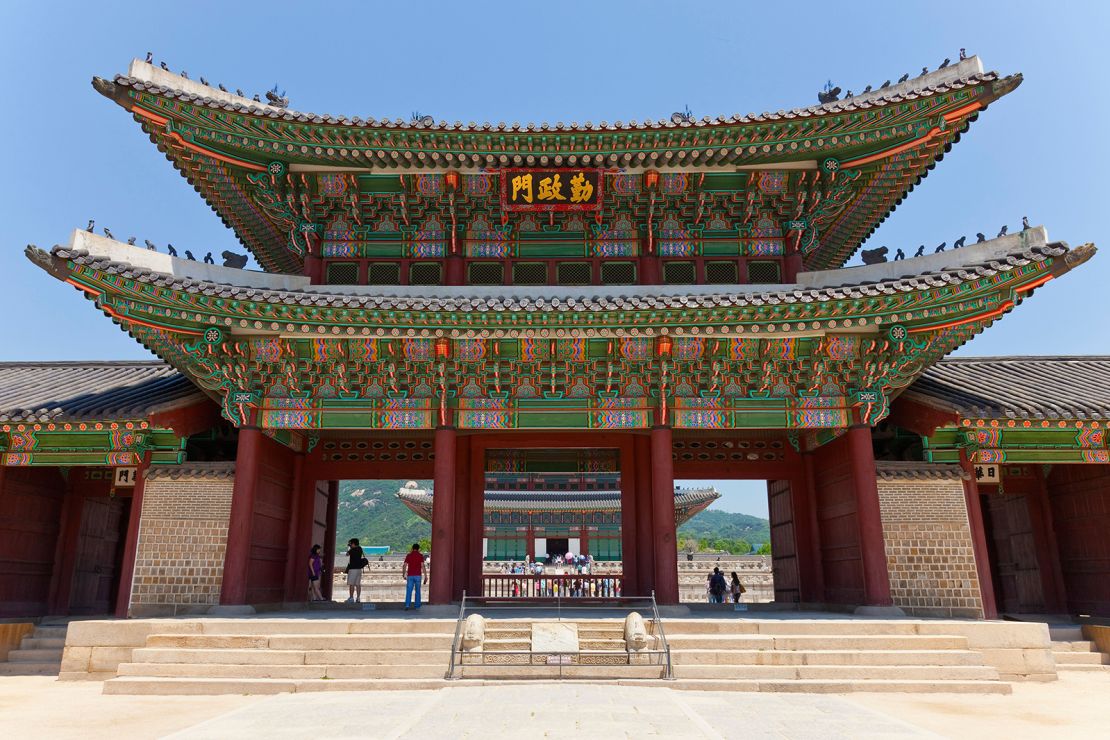 A traditional side of Seoul can be found in the Gyeongbokgung Palace.