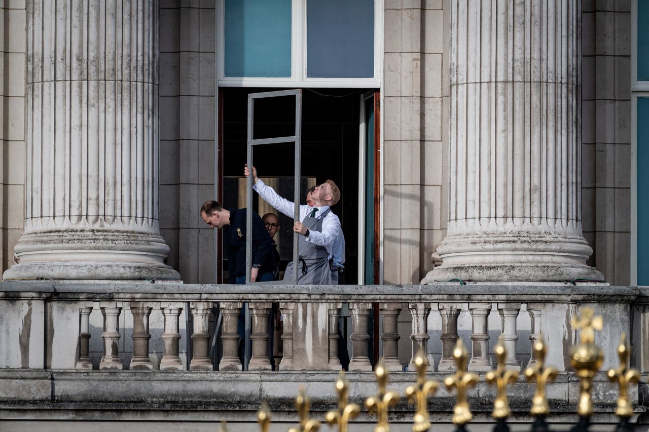 Preparations are made on the balcony of Buckingham Palace.