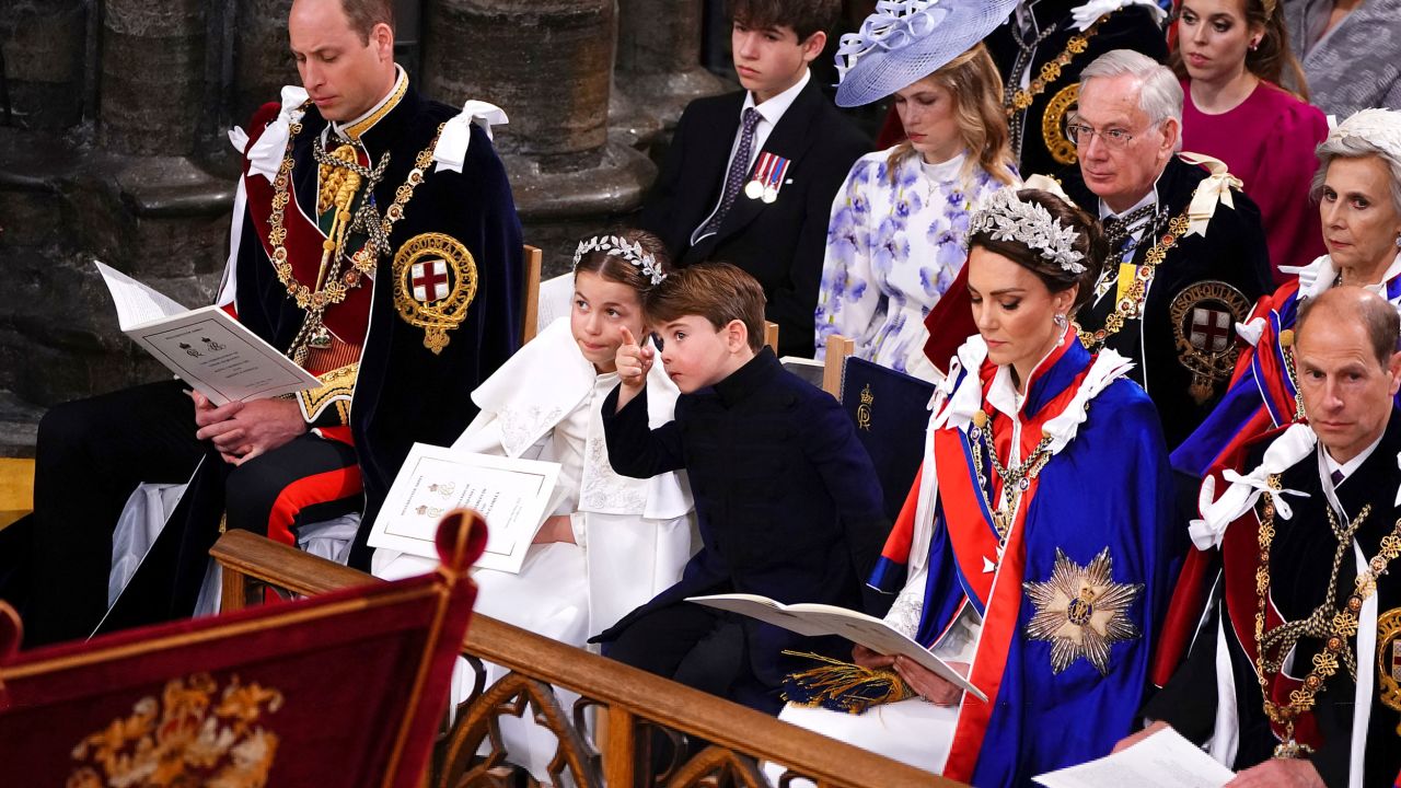 El Príncipe de Gales, la Princesa Charlotte, el Príncipe Louis, la Princesa de Gales y el Duque de Edimburgo en la ceremonia de coronación.
