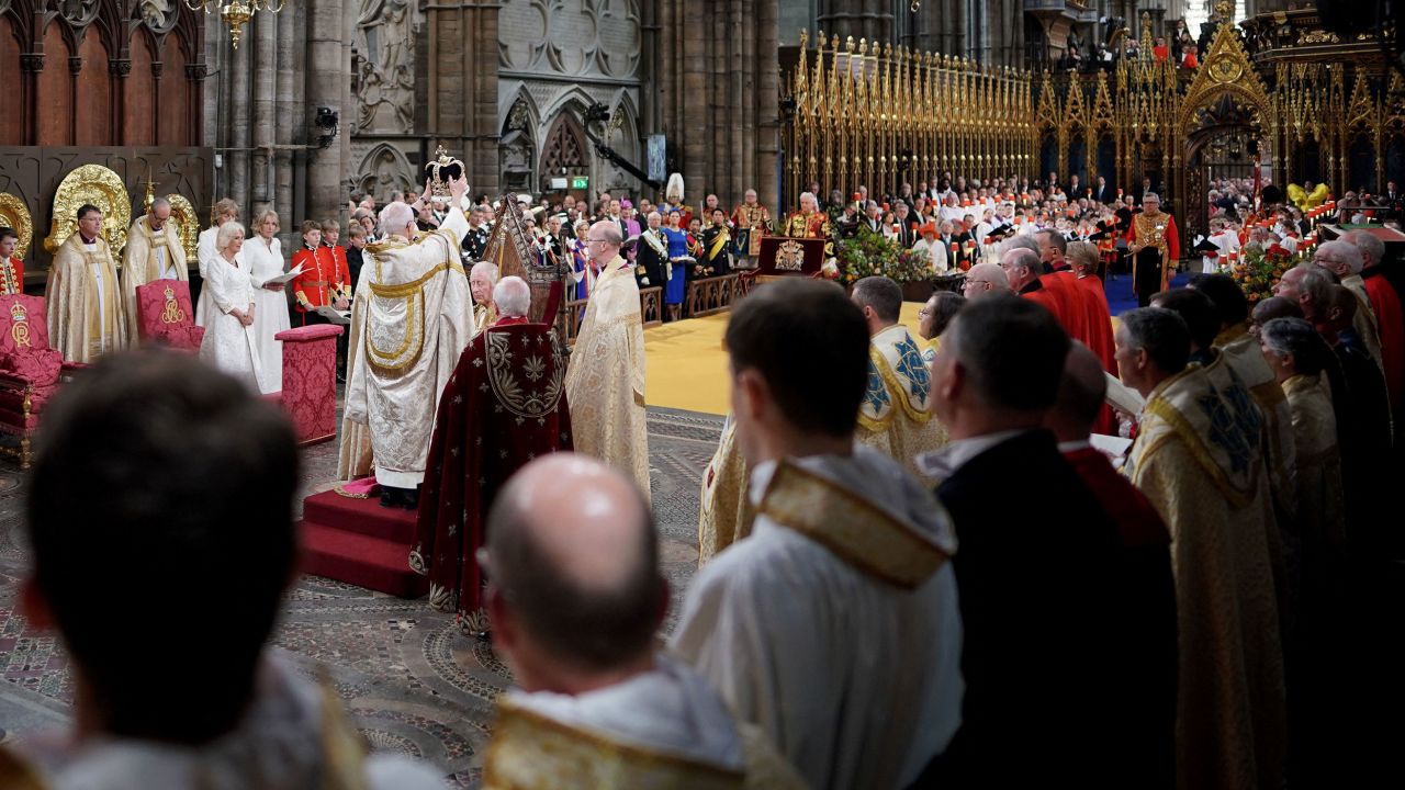 El arzobispo de Canterbury, Justin Welby, coloca la corona de San Eduardo sobre la cabeza del rey Carlos III.