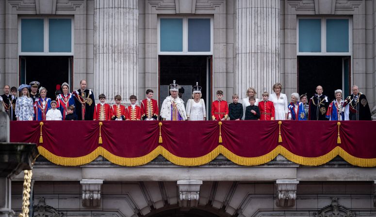 The King and Queen appear on the Buckingham Palace balcony with <a href="index.php?page=&url=https%3A%2F%2Fwww.cnn.com%2Fuk%2Flive-news%2Fking-charles-iii-coronation-ckc-intl-gbr%2Fh_dcb973f7bd4018889eb1a3926ad669ad" target="_blank">various members of the royal family</a> following their coronation.