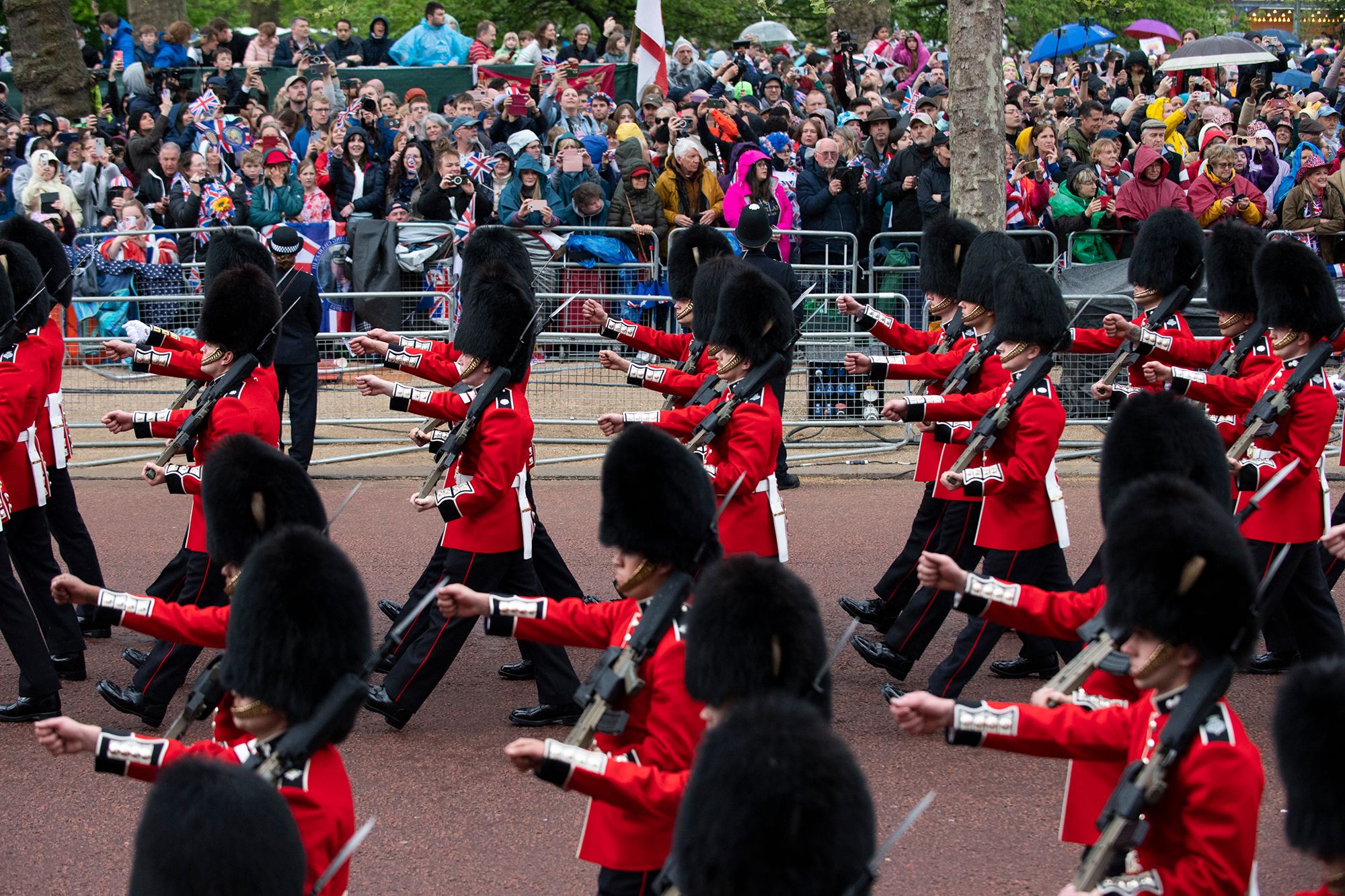 Coronation: Crowds roar for the King and Queen as they appear on Buckingham  Palace balcony