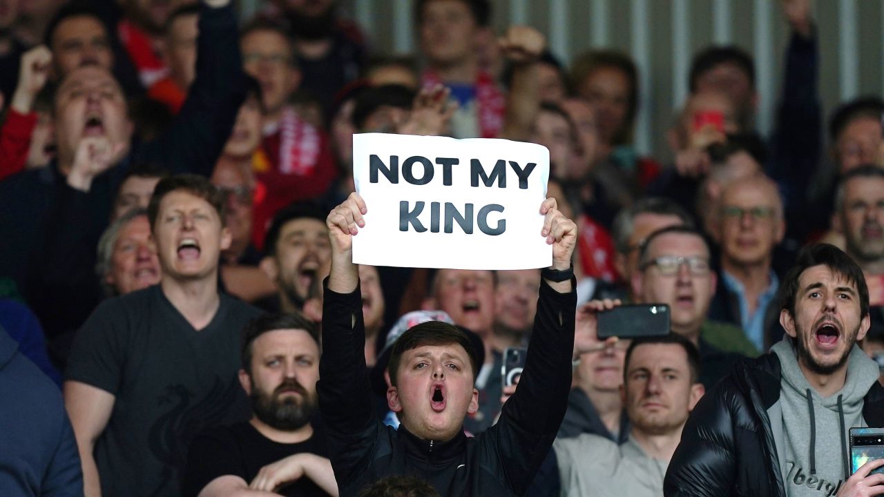 一名利物浦球迷舉著一個標語，上面寫著“不是我的國王”。