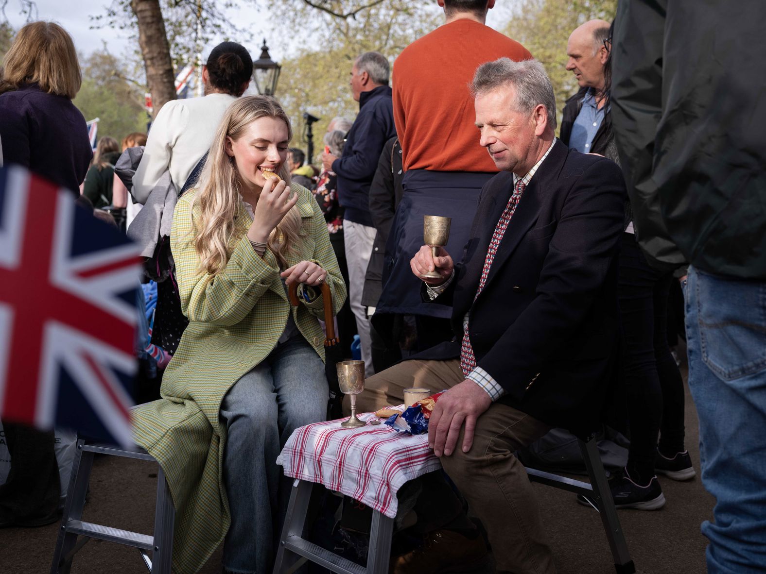 Mary Wells and Malcom Thorn enjoy tea and biscuits on the Mall while waiting to see the King. "It's the perfect breakfast," Thorn said.
