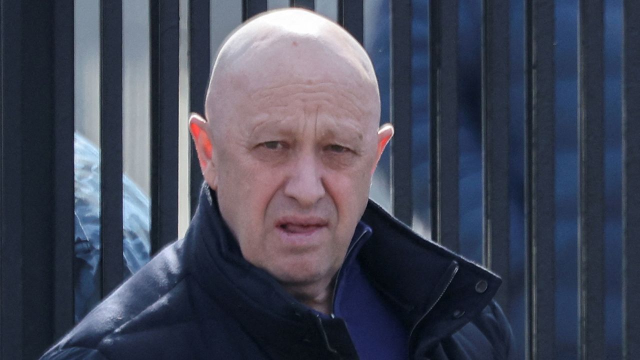 Prigozhin sale de un cementerio antes del funeral de un bloguero militar ruso que murió en un ataque con bomba en un café de San Petersburgo el 8 de abril de 2023 en Moscú, Rusia. 