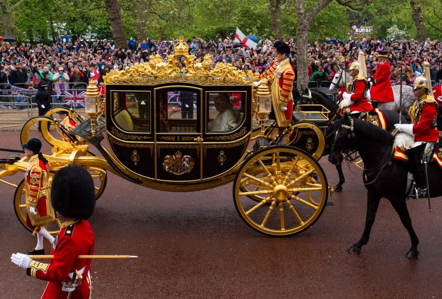The King and Queen travel to Westminstger Abbey in the Diamond Jubilee State Coach.