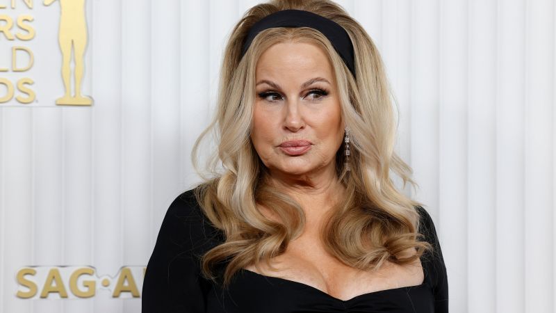 NextImg:Jennifer Coolidge shows support for writers' strike in MTV Movie & TV Awards acceptance speech | CNN