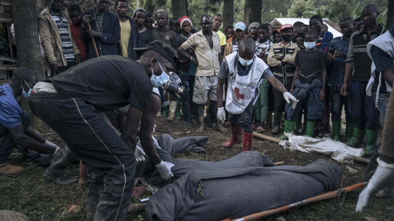 Congolese Red Cross volunteers and residents of Nyamukubi wrap in blankets the bodies of people who died in heavy flooding in eastern Democratic Republic of Congo, on May 6, 2023.