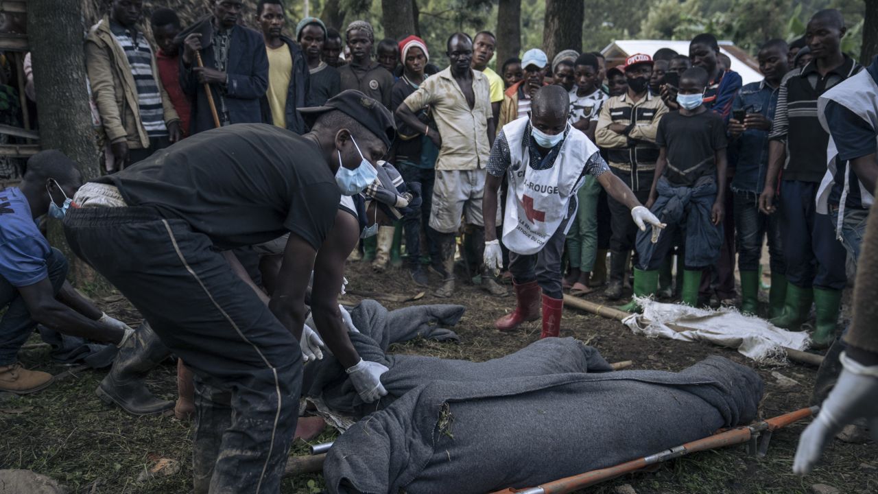  Congolese Red Cross volunteers and residents of Nyamukubi wrap in blankets the bodies of people who died in heavy flooding in eastern Democratic Republic of Congo, on May 6, 2023.