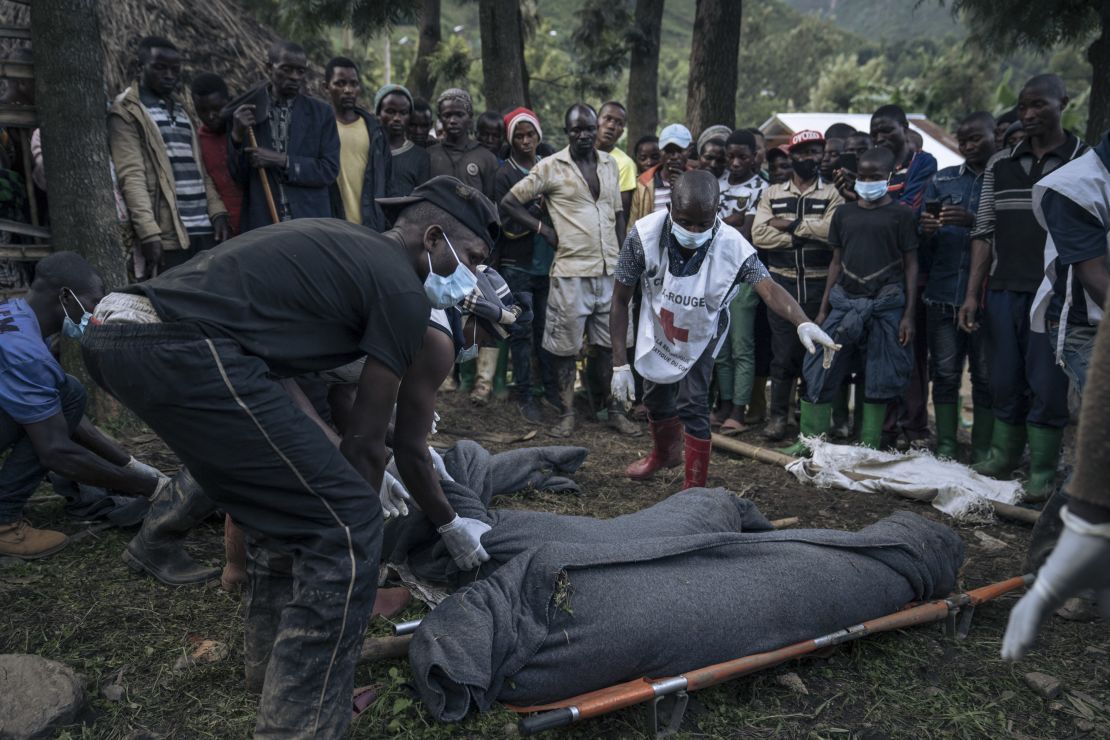  Congolese Red Cross volunteers and residents of Nyamukubi wrap in blankets the bodies of people who died in heavy flooding in eastern Democratic Republic of Congo, on May 6, 2023.
